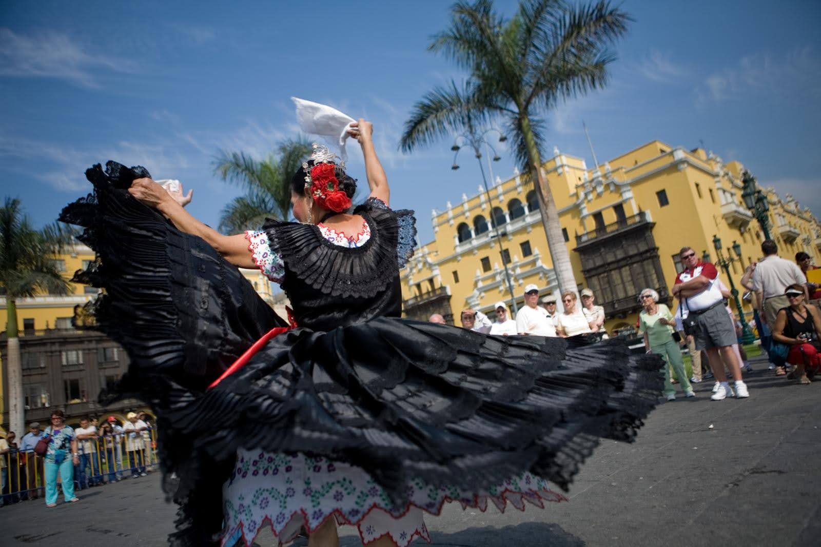 Typical dance Plaza Armas Lima Peru   Gihan Tubbeh PROMPERÚ