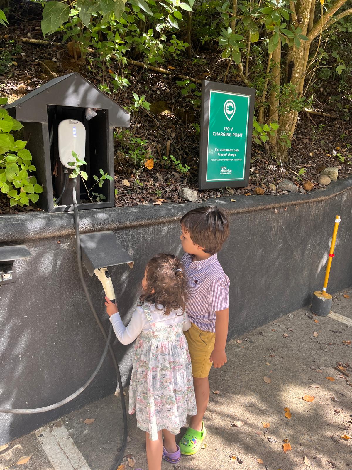 Jose Miguel en Sophie elektrisch auto reis - Reizen met kinderen en impact in Costa Rica