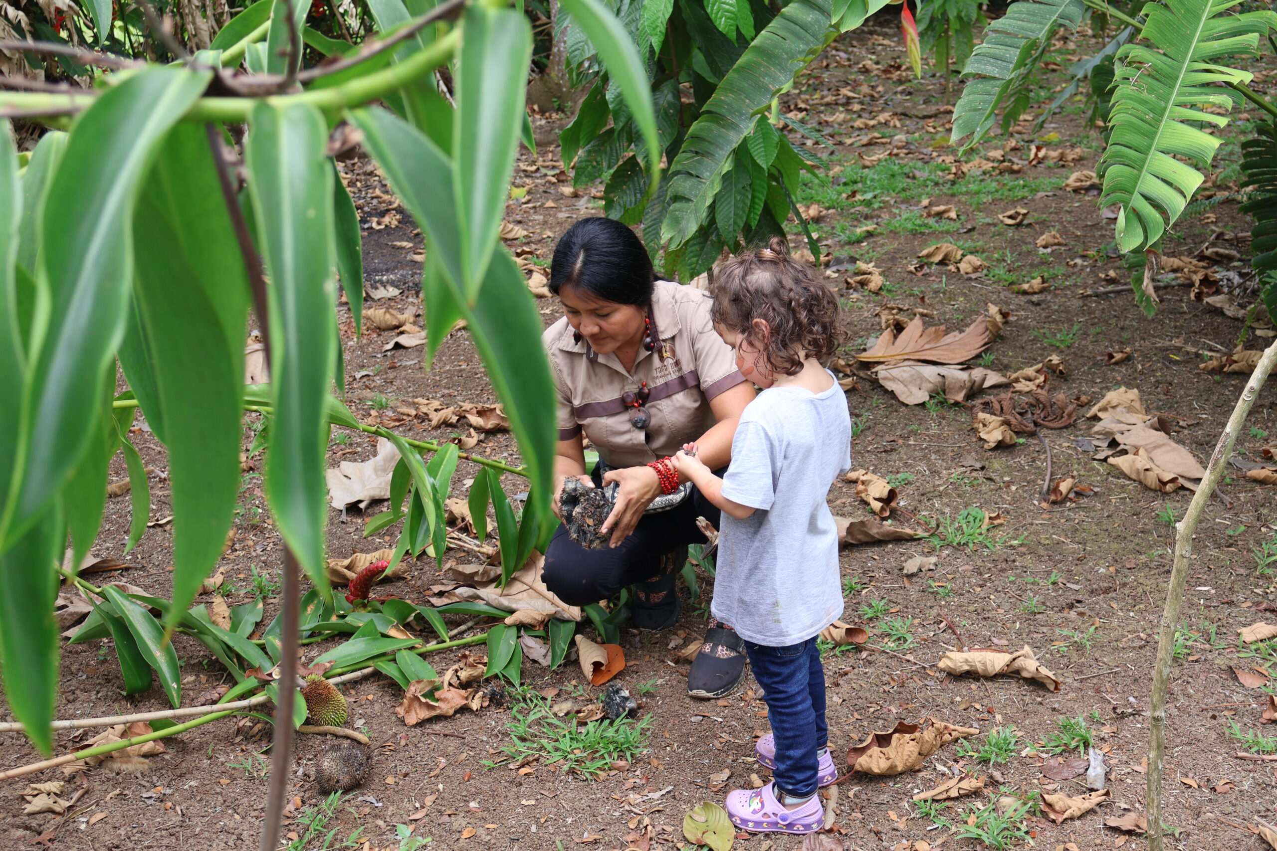 Sophie en melaku gemeenschap - Reizen met kinderen en Costa Rica impact reizen